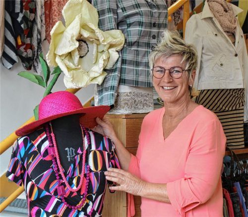 Petra Fazekas managt seit der Gründung vor 25 Jahren den Kleiderladen des Projektehauses der Arbeiterwohlfahrt in der Emil-Lode-Straße.Foto  Huckemeyer