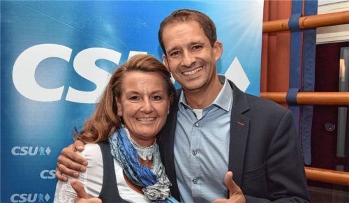 Petra Hofmann strahlte im Wahlkampf noch mit dem Rosenheimer OB-Kandidaten Andreas März vor einem CSU-Plakat.Foto schlecker