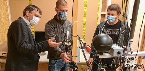 Prof. Uli Spindler überprüft mit den Studenten Lukas Baumann und Moritz Wuggazer (von links) eine Messeinrichtung in der Testwohnung.