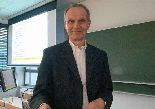 Professor Dr. Wolfgang Hiller aus Prien, Vorsitzender der Regionalgruppe des Vereins Deutsche Sprache (VDS), ist fasziniert von seiner Muttersprache Deutsch und will auch andere dafür begeistern. Foto Kirchner