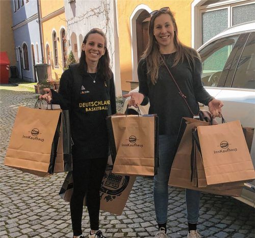 Prominente Werbe- und Warenträger: Sydney Parsons (links) und Svenja Brunckhorst vom Basketballbundesligisten  TSV Wasserburg lieferten fürs Innkaufhaus aus. Ob die Mehrwertsteuersenkung für ähnlich gute Laune sorgt? Foto privat