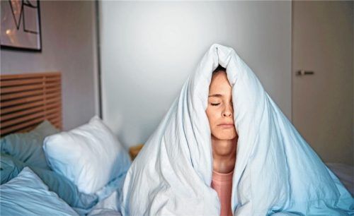 Quälend lange Einschlafzeiten sind belastend und verbreiten Angst vor weiteren schlaflosen Nächten. Foto djd/Sedacur/Getty Images/Westend61