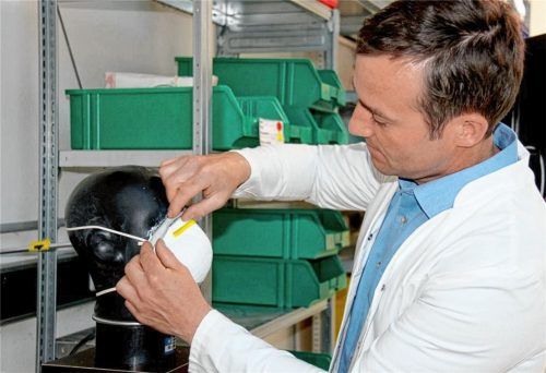 Qualitätscheck für Atemschutzmasken: ift-Prüfingenieur Franz Gruber beim Anlegen einer Maske am Prüfkopf. Nur wenn die Masken bestehen, dürfen sie an medizinisches Personal weitergegeben werden.Foto ift rosenheim