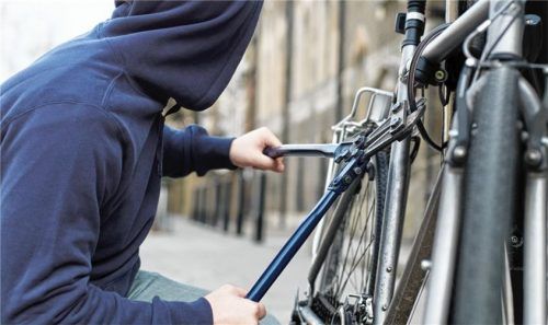 Qualitativ minderwertige Schlösser haben Fahrraddiebe in der Regel binnen weniger Sekunden geknackt. Foto dpa