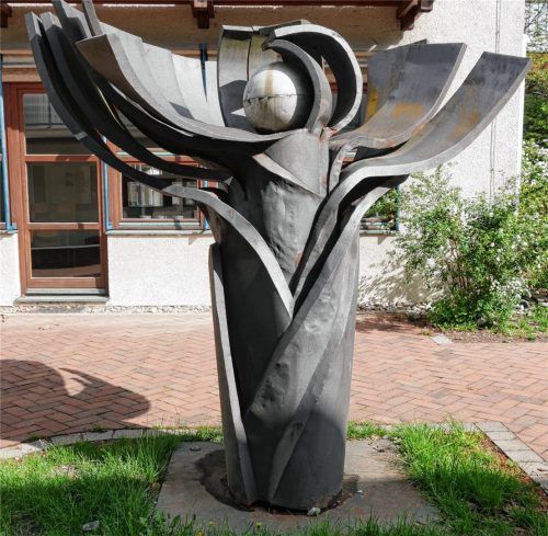 Ruth Kiener-Flamm schuf die Eisenplastik „Entfaltung“, die seit der Eröffnung der Mittelschule am Luitpoldpark 1981 die Freifläche bereichert.Foto Frick