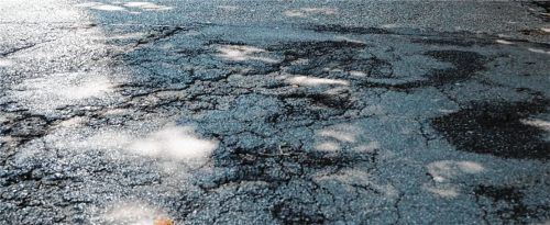 Schlaglöcher und Risse: Der Zustand der Rosenheimer Verbindungsstraße ist schlecht. Geht es nach der Stadtverwaltung könnte sich das bald ändern.