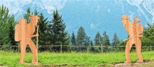 „Schmuggler“ und „Wildschütz“ sind schon von Weitem zu sehen vor der Kulisse des Zahmen Kaisers. Foto Rehberg