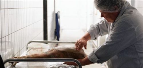 Schonende Schlachtung und sorgfältige Verarbeitung für den Fleisch-Genuss.Foto Herrmannsdorfer Landwerkstätten