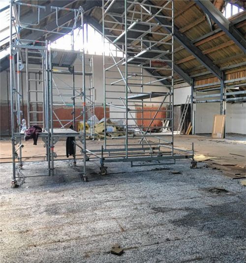 Schweres Gerät anstelle von Sportgeräten: der Blick von Norden in die Turnhalle.