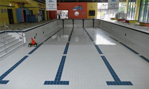 Schwimmbecken im „Innsola“ ohne Wasser: Die Schließungszeit wird für Wartungs- und Sanierungsarbeiten genutzt.Foto  Hoffmann