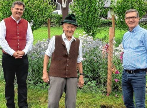 Sebastian Auer (Mitte) freut sich über die Glückwünsche von Diakon Günter Schmitzberger (links) und Bürgermeister Georg Huber (rechts).Foto re