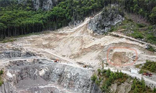 Seit Tagen wird rechts unterhalb der Garwand massiv Abraum weggefahren und ein Nachrutschen von oberhalb der 758-Meter-Linie ausgelöst, was laut Beschluss des Verwaltungsgerichtshofs nicht sein darf. Foto Steffenhagen