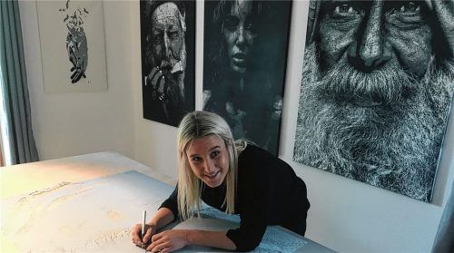 Seit zwei Jahren ist sie hauptberuflich Künstlerin: Anja Zeilinger aus Stephanskirchen. Ihre „Stencil-Art“-Werke wurden schon in Galerien in China und Italien ausgestellt. Foto Schöne
