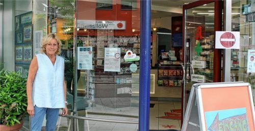 Sicher habe es Bedenken gegeben – so ganz ohne Tests oder Abstriche, sagt Susanne Engelmann. Doch wie ihre Antonius-Apotheke, so haben auch die anderen Gesundheitsdienstleister die Stellung gehalten und ihren Versorgungs- und Beratungsauftrag sehr ernst genommen.Foto  Petzi