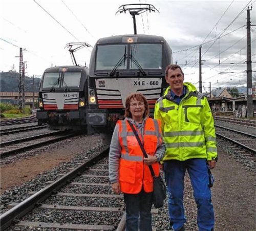 Sie wollen mehr Verkehr von der Straße auf die Schiene verlagern: Dr. Karin Jäntschi-Haucke vom bayerischen Verkehrsministerium und Karl Fischer, Geschäftsführer des LKZ Prien, loteten bei einer gemeinsamen Lokfahrt Möglichkeiten aus. Foto re