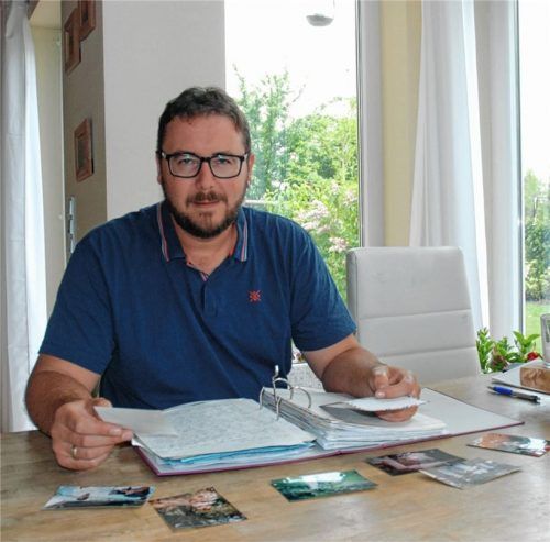 Sorgfältig abgeheftet in einem Ordner sind alle Briefe und Bilder, die Michael Heindl aus Sri Lanka bekommen hat. Seit 17 Jahren schreibt er Shirani, die er bei einem Urlaub 2003 kennengelernt hat. Foto  Lohmann