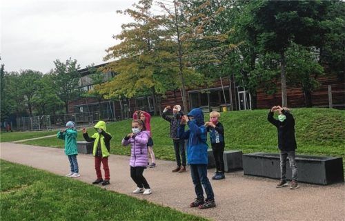 Spaß in der Pause: Die Erstklässler der Grundschule Erlenau beim Tanzen und Singen.