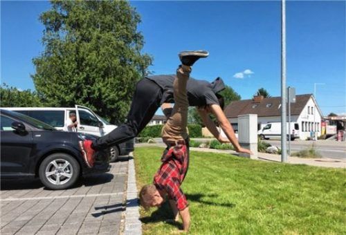 Spontan zeigte Rainer Krey (oben) mit einer Flugrolle durch die „Handstand-Beine“ seines Trainerkollegen Martin Guggenberger eine Freerunner-Kostprobe.