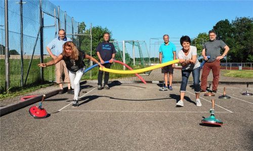 Sporteln mit der Schwimmnudel: Frauenpower-Doppel von Moni Fischer (links) und Karin Stöckl. Hinten von links: Manfred Rohner, Franz Wasl, Alfred Bergbauer und Bernd Rupp. Foto Neuwirth