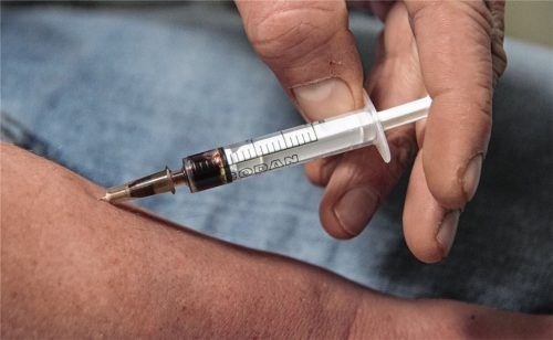 Stoff für den nächsten Schuss: Zweimal hatte der Angeklagte einem mittellosen heroinabhängigen Freund Stoff besorgt.Foto  DPA