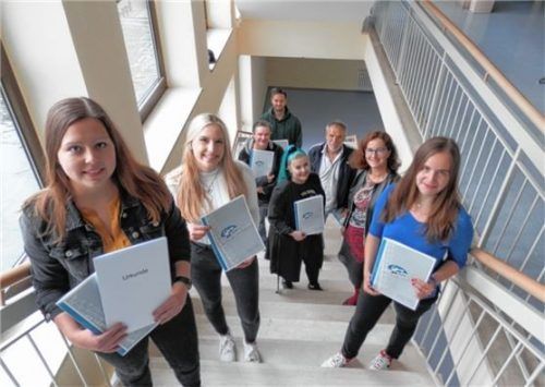 Stolze Absolventen: (von oben, jeweils von links) Annalena Thurner; Karina Trif; Katharina Beller; Klassenleiterin Doris Kallinger; Manuela Huber; Klassleiter Franz Schrenk; Thomas Cameron und Christoph Zeilinger. Foto Re