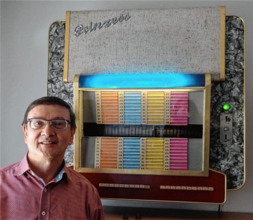 Thomas Gluth neben seiner Lieblings-Jukebox, dem Prototyp einer PUCHTA Prinzess, Baujahr 1954.Fotos  Meier
