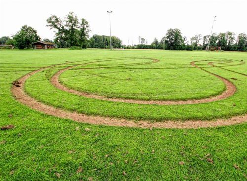 Tiefe Furchen haben unbekannte Rowdys in der Nacht zum Samstag auf weiten Teilen des Trainingsplatzes des SV Riedering hinterlassen. Foto Reisner
