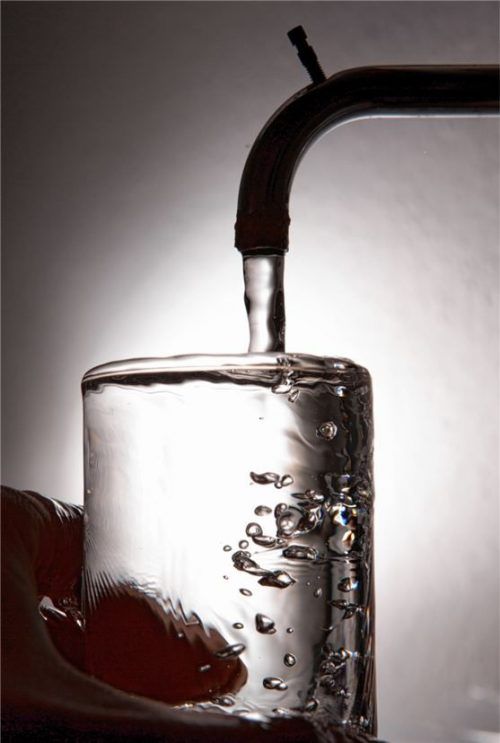 Trinkwasser auch im Notfall: Der Pruttinger Gemeinderat hat dafür den Wasserlieferungsvertrag im Notverbund mit den Gemeinden Söchtenau, Vogtareuth und dem Verein für Wasserversorgung Obernburg zugestimmt.Foto dpa