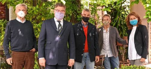 Um jungen Leuten ins Berufsleben zu helfen, hat der Rotary-Club Rosenheim dem Verein Pro Arbeit für die nächsten drei Jahre 90000 Euro als Unterstützung eines Modellprojekts zugesagt. Auf dem Foto (von links): Rotarier Michael Steinbeis, Heiner Koula, der ab Juli die Präsidentschaft übernimmt, der derzeitige Präsident Dr. Guido Pfeiffer, Harald Neu, Vorsitzender von Pro Arbeit, und Geschäftsführerin Claudia Georgii.Foto re