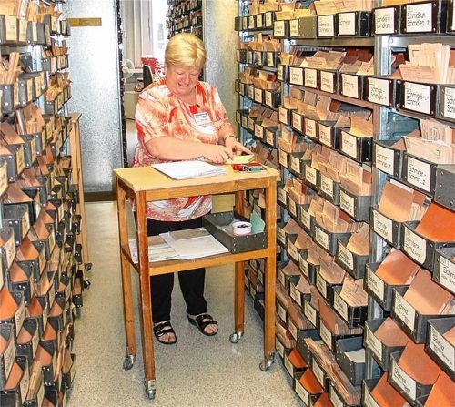 Unterlagen aus 75 Jahren: Über 50 Millionen Karteikarten lagerten in den Archiven des DRK-Suchdienstes in der Chiemgaustraße in München. Weit über zehn Jahre brauchte es, bis alle verscannt waren und den Sachbearbeiterinnen wie Renate Strobl jetzt digital zur Verfügung stehen. Fotos reh (2), re