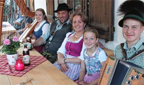 Urlaub auf dem Bauernhof bietet der Zacherlhof in Nußdorf. Für ihre Gastfreundlichkeit wurde Familie Rottmüller (von links Sofia, Günter, Marianne, Marlene und Leonhard) und ihr Hof zum dritten Mal mit dem „Goldenen Gockel“ ausgezeichnet.Foto Steffenhagen