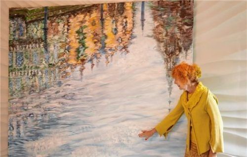 Venedig und Canale Grande: Das Aquarell schmiegt sich an die rückwärtige, wellenförmige Stuckatur-Wand, wie Antje Tesche-Mentzen zeigt.