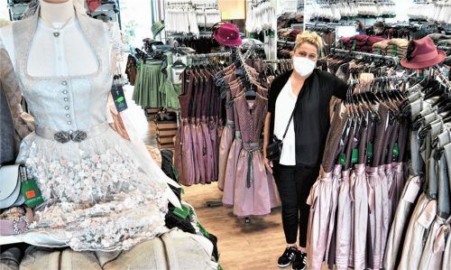 Verkäuferin Birgit Haider von Country Line in Mühldorf zwischen den vollen Kleiderständern des Trachtenhauses: Der Umsatzrückgang im Trachtenbereich ist aufgrund der Einschränkungen im Zusammenhang mit der Corona-Krise enorm. Foto  Bartschies