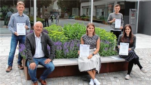 Vier von neun Preisträgern konnte Kulturreferent Christoph Maier-Gehring (vorne links) jetzt am Landratsamt auszeichnen: (von links) Paul Fornoff, Emma Heimbeck, Konstantin von dem Knesebeck und Clara Bergmann. Foto re