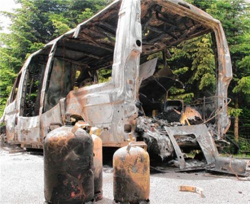 Vom Imbisswagen ist nur noch das Gerippe übrig. Foto Reisner