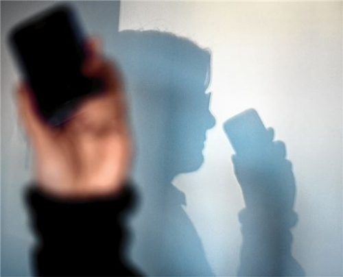 Vor allem übers Telefon versuchen die Betrüger, ihre Opfer hinters Licht zu führen. Foto dpa