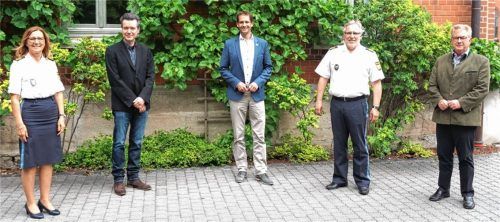 Vorbildlicher coronabedingter Abstand beim Antrittsbesuch: (von links) Eva Schichl, Herbert Hoch, Andreas März, Robert Kopp und Thomas Bugl. Foto Polizei