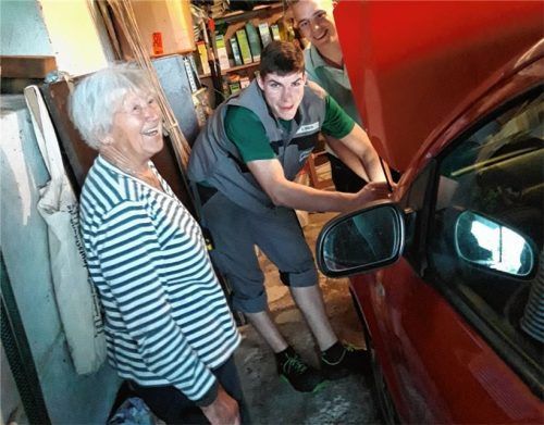 Was für tüchtige junge Leute! Anni Frischhut (87) freute sich riesig, dass Ludwig Hörth (Mitte) und Thomas Zacherl von der Corona-Nachbarschaftshilfe der Landjugend ihr Auto wieder fahrbereit machten.Foto  Privat