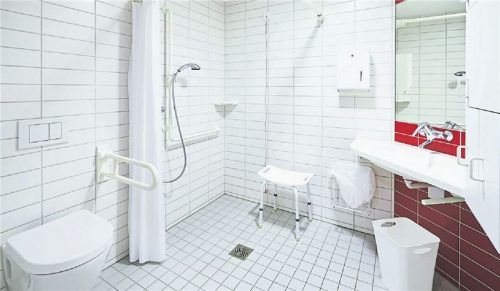 Waschbecken mit Beinfreiheit, bodengleiche Duschen und mehr – für die Umbauten kann Geld beantragt werden. Foto Shutterstock