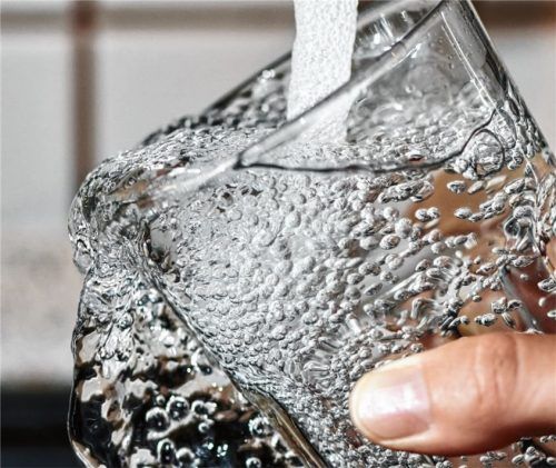 Wasser – das Elexir des Lebens: In der Gemeinde Söchtenau steigt der Preis dafür um knapp 40 Prozent.Foto dpa