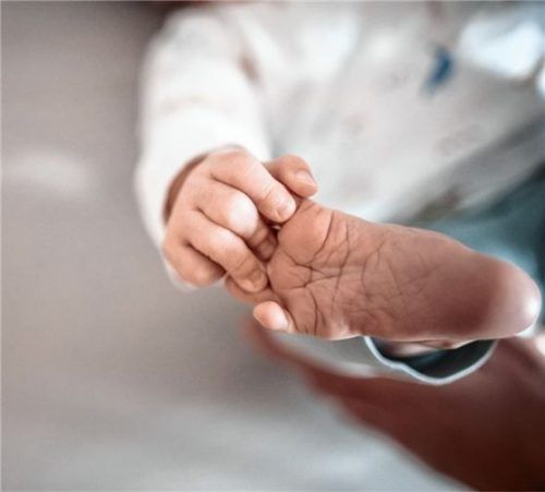 Weil er sein damals vier Monate altes Kind geschlagen hatte, ist ein 36-jähriger Rosenheimer jetzt zu einer Gefängnisstrafe auf Bewährung verurteilt worden. Foto dpa