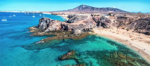 Weiße Strände und schwarzes Vulkangestein – Lanzarotes abwechslungsreiche Natur lockt vor allem Individualisten auf die Kanareninsel. Foto Turismo Lanzarote