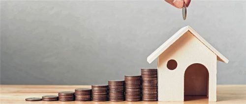 Wer nach einem Kassensturz seinen monatlichen finanziellen Spielraum kennt, weiß, was seine zukünftige Immobilie kosten darf. Foto djd/Schutzgemeinschaft für Baufinanzierende/Shutterstock