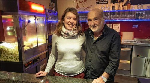 Würden gern, können aber noch nicht: Martina und Mike Engel hoffen bald, wieder Zuschauer in ihrem Kino in Prien begrüßen zu können. Foto re
