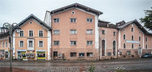 Zehn Jahre Leerstand in der Dorfmitte: Die bayerische Reismühle am Kirchplatz in Halfing wurde 2010 aufgegeben. Jetzt will sich die Gemeinde entscheiden, ob sie von ihrem Vorkaufsrecht Gebrauch macht.Foto Cater