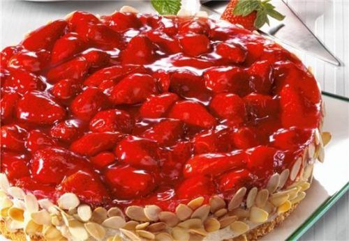 Ziert im Sommer jeden Kaffeetisch: Eine selbst gemachte Erdbeertorte mit frischer Quarkfüllung. Foto Wirths PR