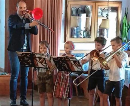 Zweigstellenleiter Hans Schmuck bei dem kleinen Konzert mit seinen „Blech-Dachsen“ (online in Corona-Zeiten gegründet), Hansei Schmuck, Antonia Fußeder, Anian Fackler und Kilian Kroiss (von links). Foto Eder