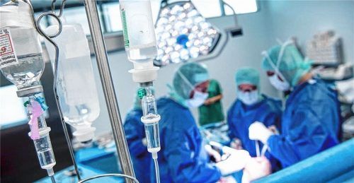 Zwischen zwei Operationen erkrankte eine 68-jährige Frau aus dem Mangfalltal im Romed-Krankenhaus Bad Aibling an Covid-19. Ihr Ehemann, selbst Mediziner, wirft der Klinik vor, ihr nicht rechtzeitig die aus seiner Sicht erforderliche Behandlung zukommen haben zu lassen – mit fatalen Folgen für die Patientin.Foto  Dpa