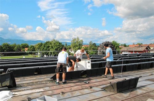 141 Fotovoltaik-Module auf dem Dach der Turnhalle der Pauline-Thoma-Schule werden derzeit abmontiert. Diese Maßnahme ist im Hinblick auf die Dacherneuerung zu Beginn der Sommerferien nötig. Während der Maßnahme sollen die Module technisch auf den neuesten Stand gebracht werden.Foto riediger