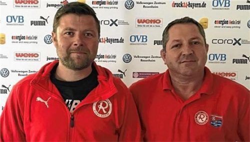 1860 Rosenheims neuer U19-Coach heißt Florian Heller (links), der hier vom Sportlichen Leiter Hans Kroneck begrüßt wird.
